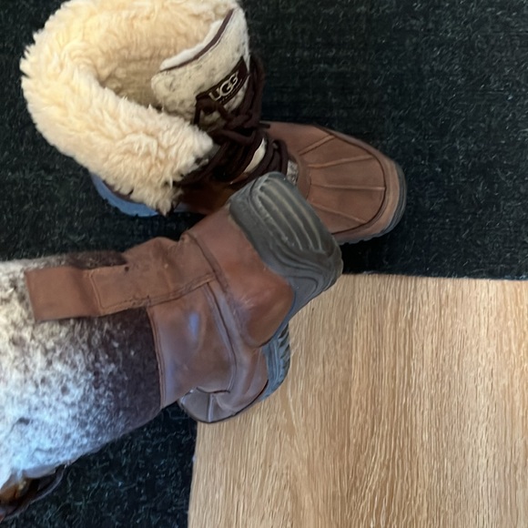 Adirondack Ugg snow boots. - Picture 4 of 5